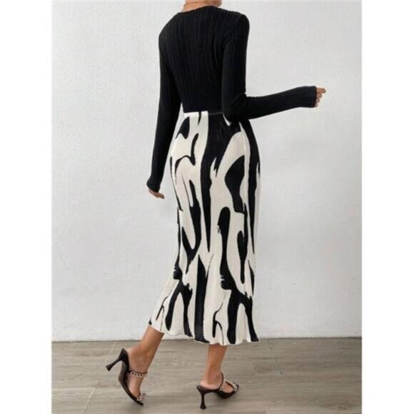 Solid Tee & Graphic Print Skirt - Picture 4 of 7